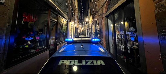 Lucca. Aggressione a sedicenne, colpito ‘per aver bussato a bagno occupato’