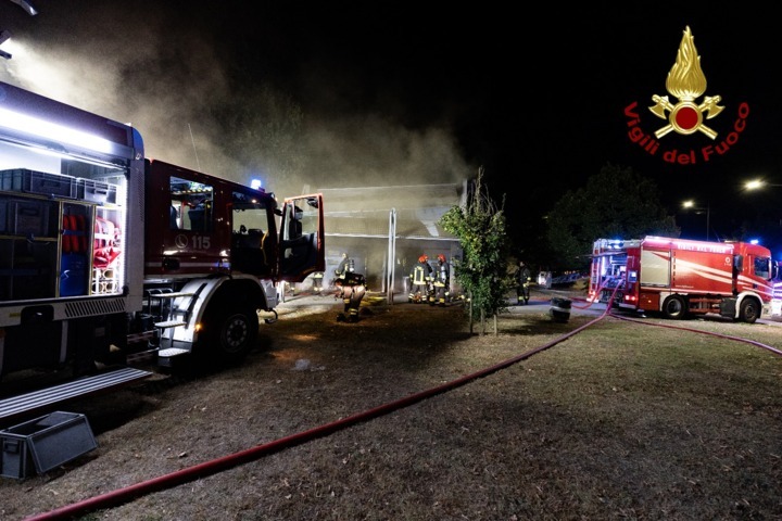 A fuoco il tetto del teatro Viper di Firenze