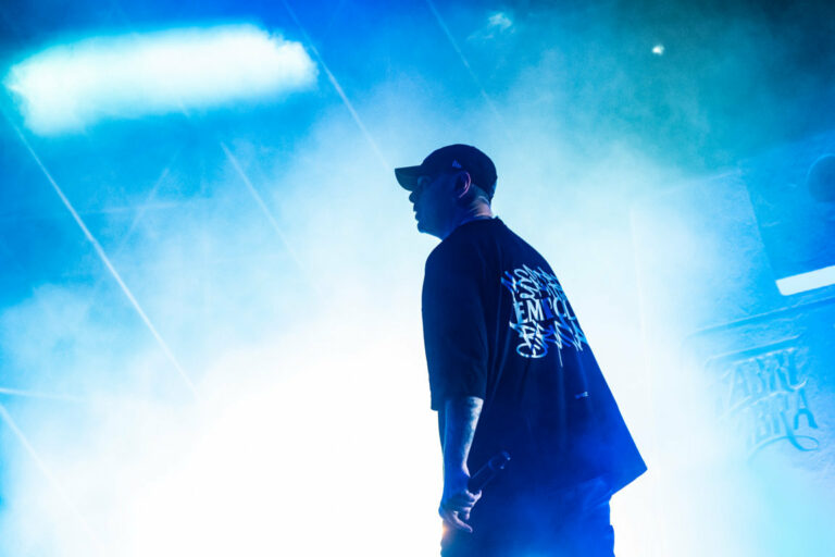 L’energia trascinante della musica di Fabri Fibra contagia il Beat Festival