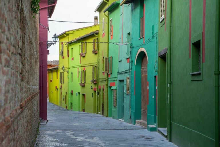 La Via di Mezzo di Ghizzano e le case colorate di David Tremlett