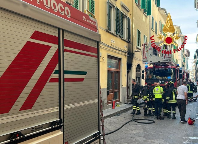 Firenze. A fuoco appartamento in centro, evacuate undici persone