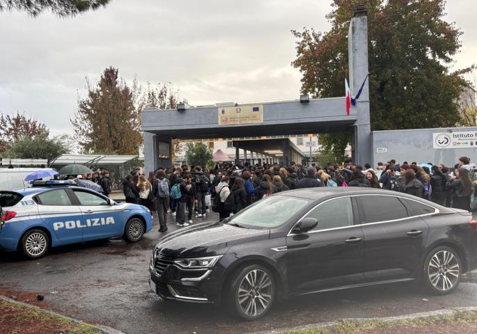 Manifestazione contro il bullismo davanti al Datini
