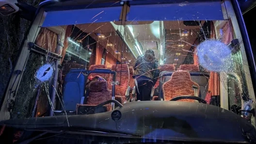 Sassi contro il bus dei tifosi dell’Estra Pistoia, muore l’autista