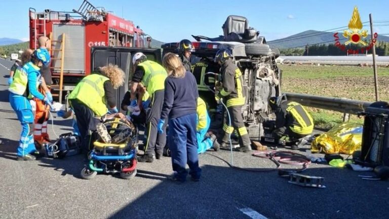 Grosseto, tre morti nello scontro tra furgone e camion