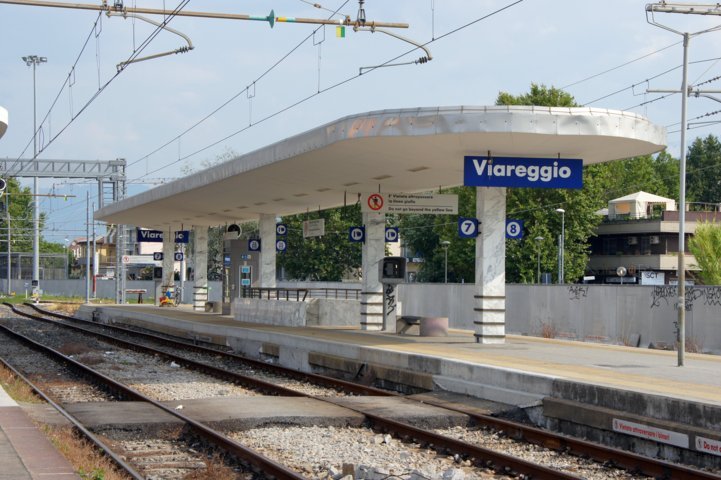 Corpo di un uomo deceduto da tempo sui binari a Viareggio. Un mistero