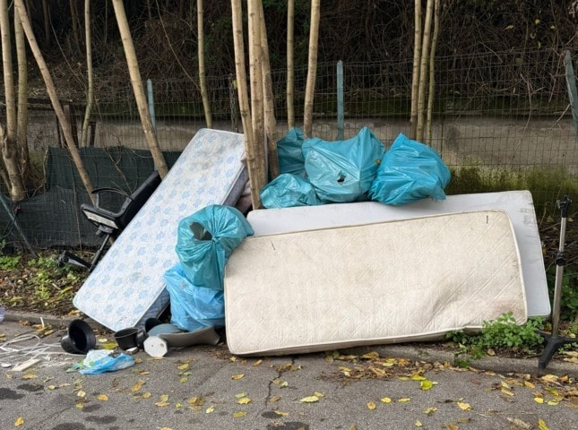 Prato. Ancora rifiuti abbandonati in via Abba