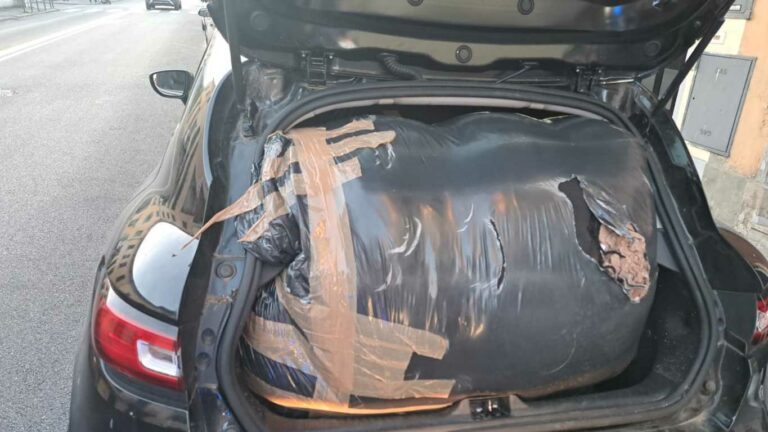 Trasporta 120 chili di scarti tessili e tenta di scappare passando col semaforo rosso