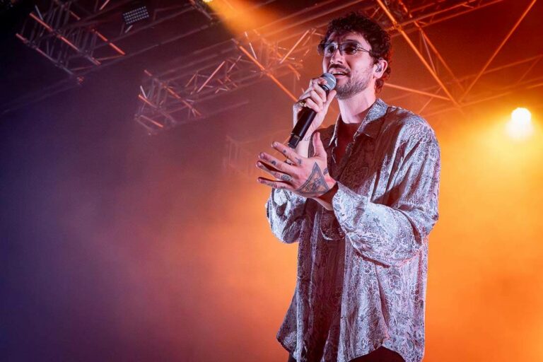 Carl Brave a Firenze: una notte di storie e suoni