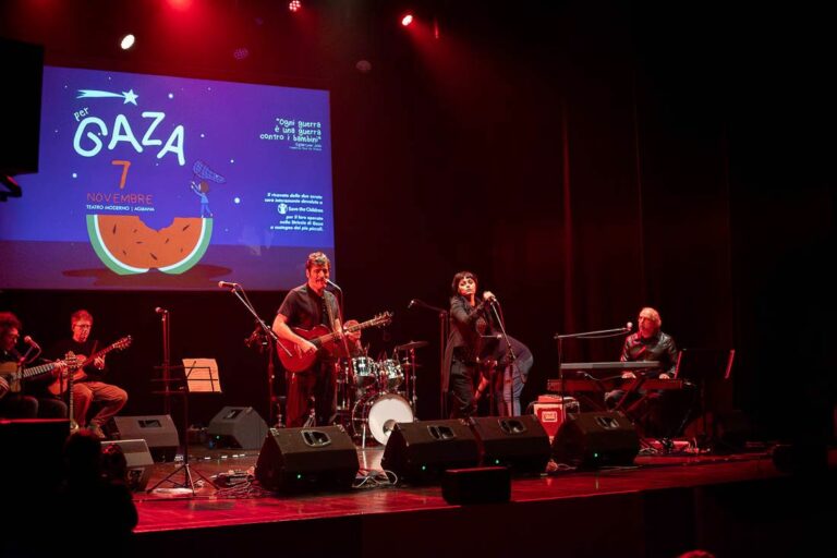 Musica e parole per Gaza al Moderno: “ogni guerra è una guerra contro i bambini”