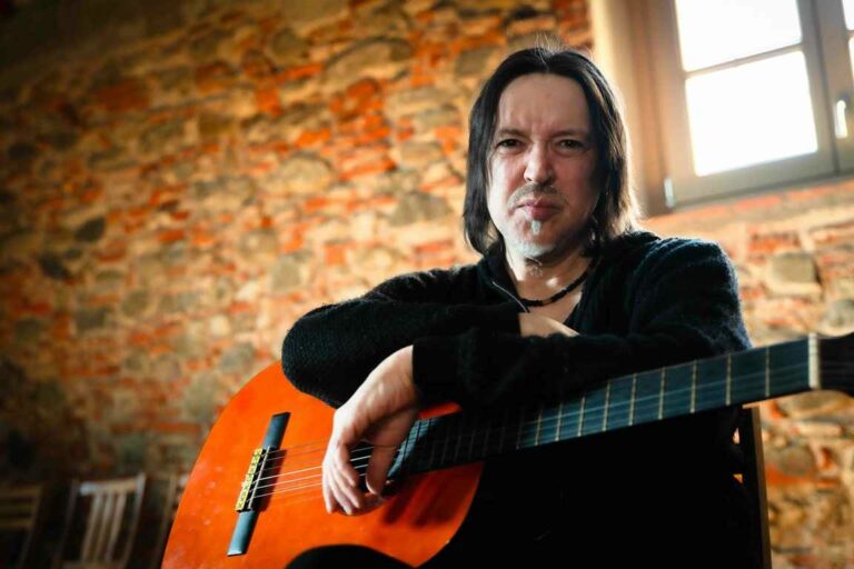 Il cantautore pistoiese Lorenzo Del Pero torna in concerto alla Fondazione Tronci