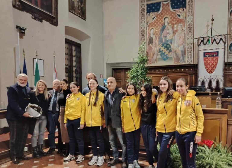 Calcio femminile, la Galcianese riceve in Comune a Prato il premio del Coni