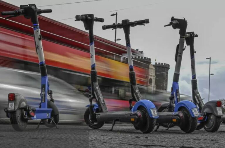 Monopattini elettrici, 52 sanzioni della polizia locale in venti giorni