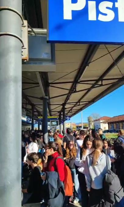 Treni, sconto del 50 per cento sugli abbonamenti di ottobre dei pendolari toscani