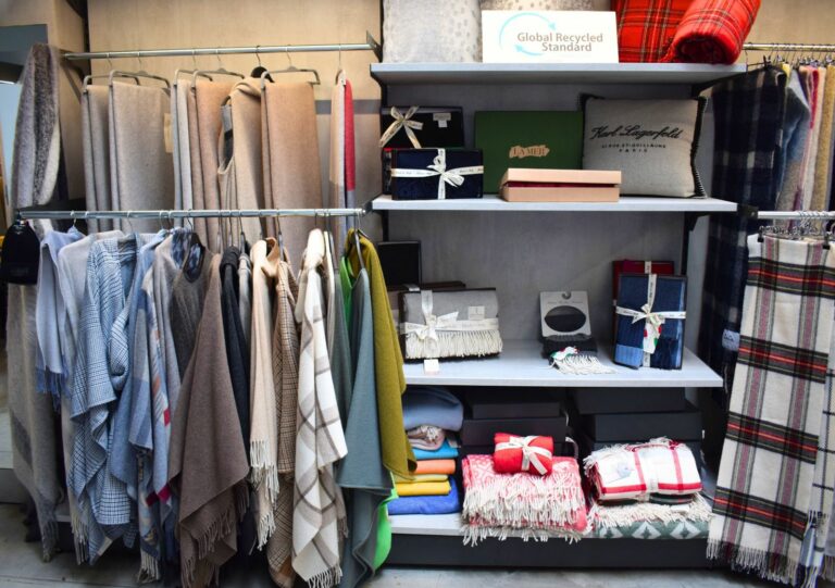 Lo Shop in Fabbrica di Italian Woollen Treasures fa il pieno di consensi. E l’azienda amplia gli assortimenti