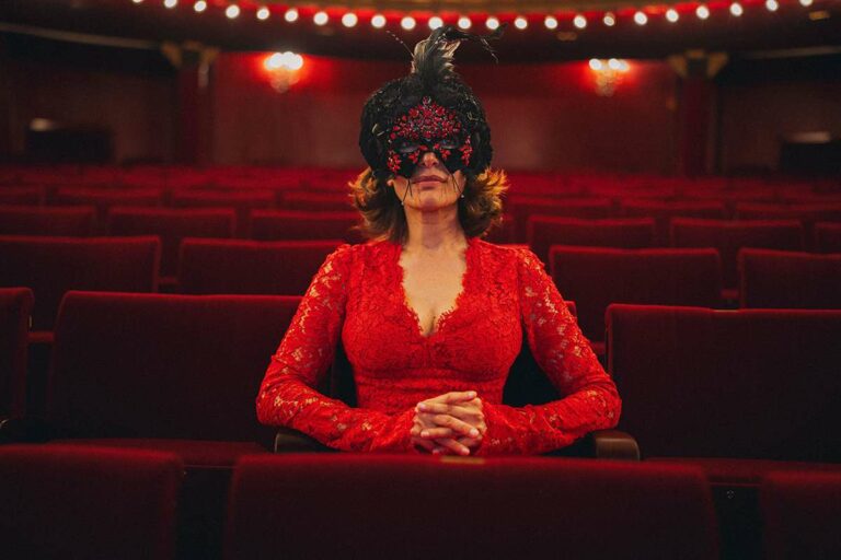 “La vedova scaltra” di Goldoni con Caterina Murino in scena al Politeama