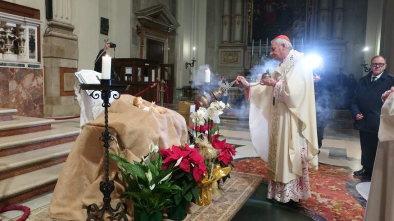 Zuppi: «Natale è Dio che viene ad amarci»