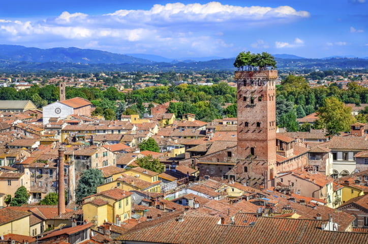 Lucca, ventenne ferito con un colpo di coltello