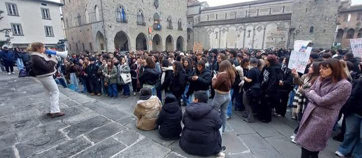 ​Studenti in piazza contro il degrado delle scuole cittadine