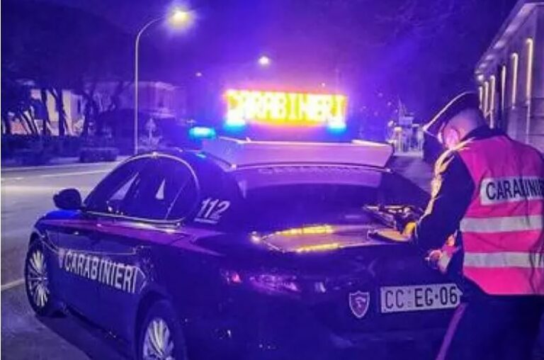 Scontro tra macchina e scooter in Versilia: muore un 17enne, fuggito l’automobilista