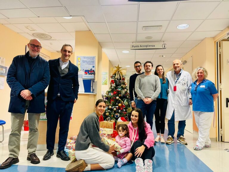 Un sorriso per i bambini di pediatria del Santo Stefano: il regalo di Natale del centro Althara e della Fondazione Ami