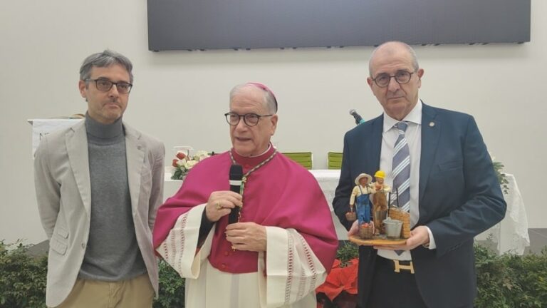 Coldiretti e Confartigianato consegnano al Vescovo Tardelli la statuina del presepe 2025