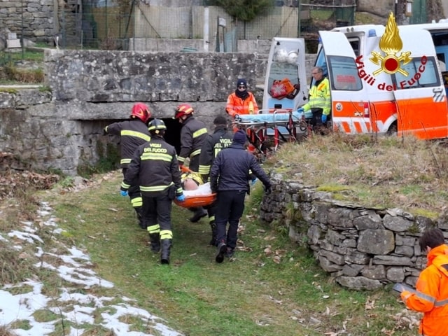 Sambuca. Vigili del fuoco evacuano dall’abitazione persona anziana malata