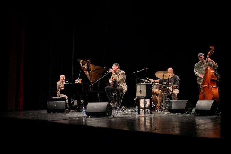 I Gatti Mezzi al Teatro Puccini: vent’anni di storia in concerto