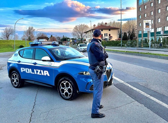 Scuole sotto controllo della Polizia, giovane irregolare e armato di taglierino espulso dall’Italia