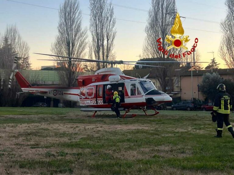 Famiglia soccorsa dai vigli del fuoco su un sentiero del Cai a Vaglia