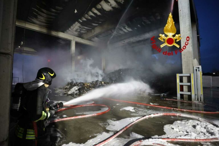 Incendio in un Ecocentro di Alia a Firenze