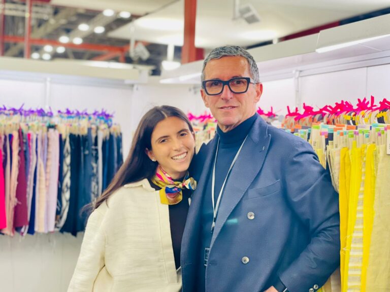 Manifattura Tessile Toscana racconta ‘Luxe Aura’ a Milano Unica. E torna il foulard omaggio con i colori delle tendenze della stagione