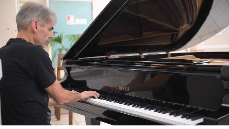 Gianluca Niccoli, il cantautore sognatore che scandisce il tempo che scorre