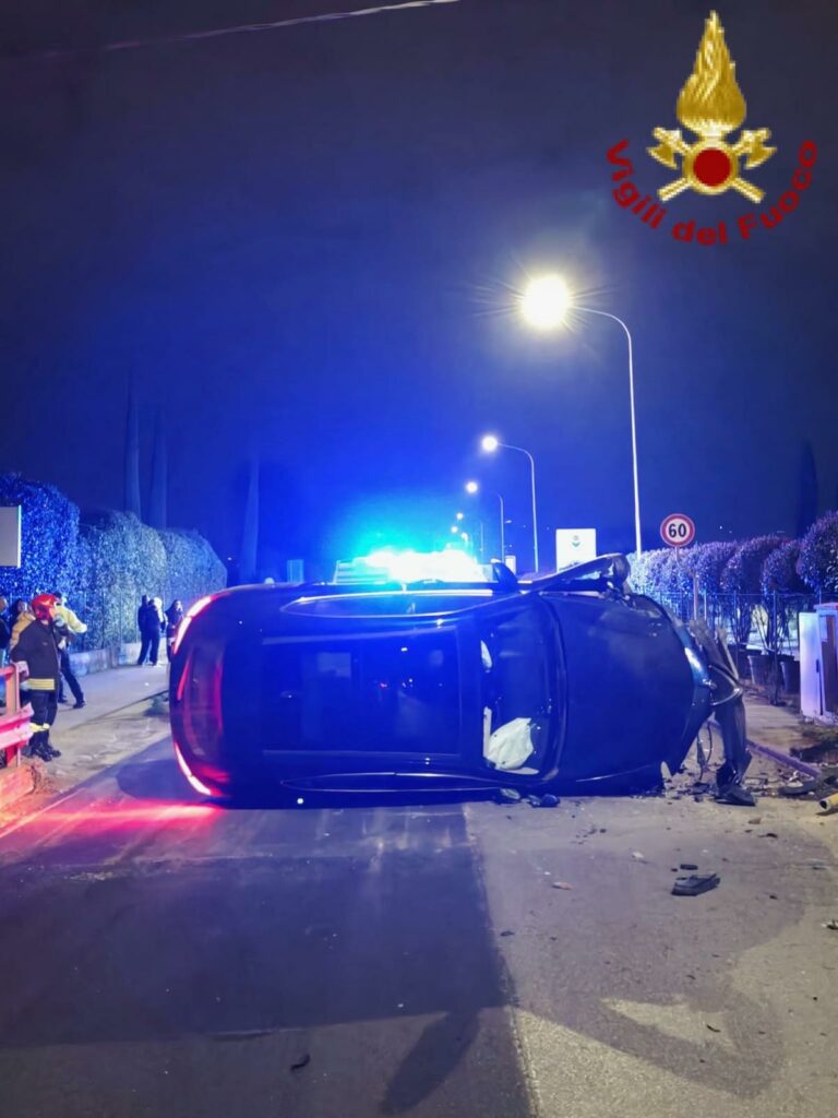 Scontro tra due auto sulla Bonellina: 4 feriti
