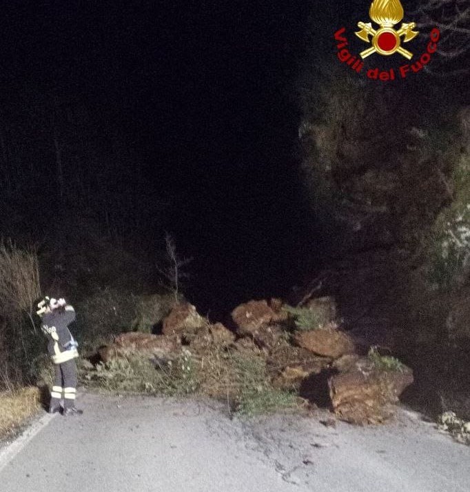 Frana sulla Provinciale 9 a Stazzema, viabilità interrotta fino a stamani