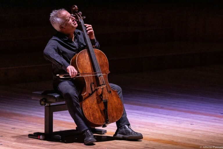 Il violoncello di Giovanni Sollima protagonista al Teatro Manzoni