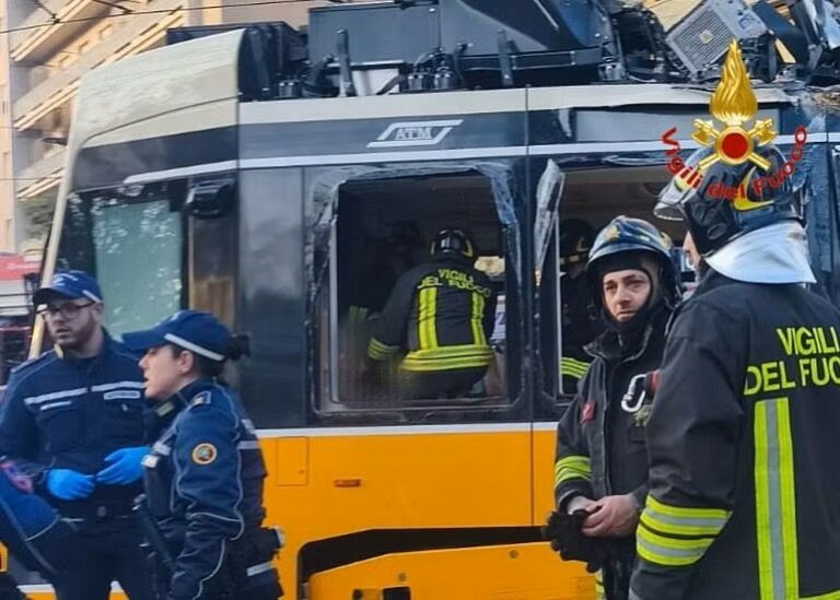 Tram deraglia a Milano, due morti e 38 feriti