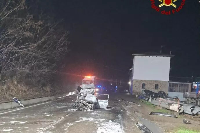 Frontale a Marzabotto, automobilista muore carbonizzato