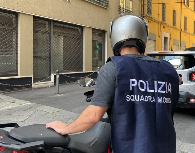 Bologna, la Polizia arresta un 27enne dopo un inseguimento tra la folla