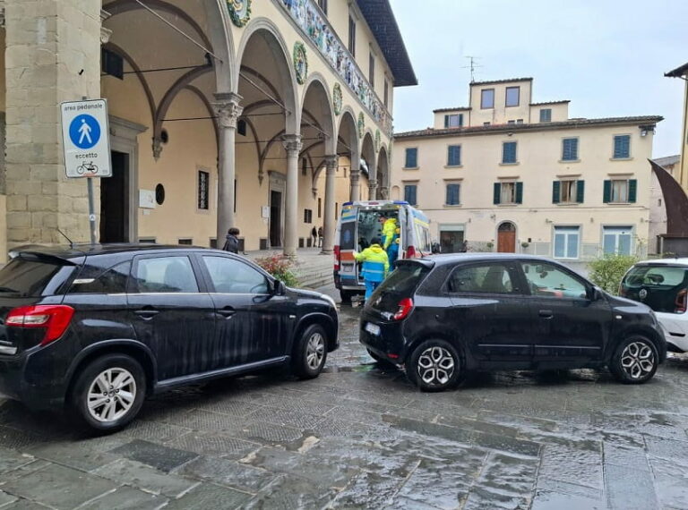 Ambulanza bloccata da una serie di auto in sosta al vecchio Ospedale del Ceppo