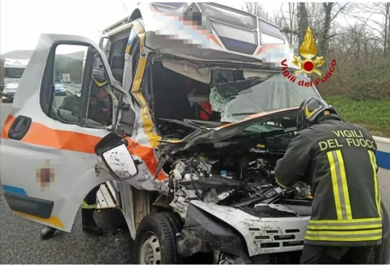Tamponamento tra ambulanza e camion sull’Autopalio, 3 feriti
