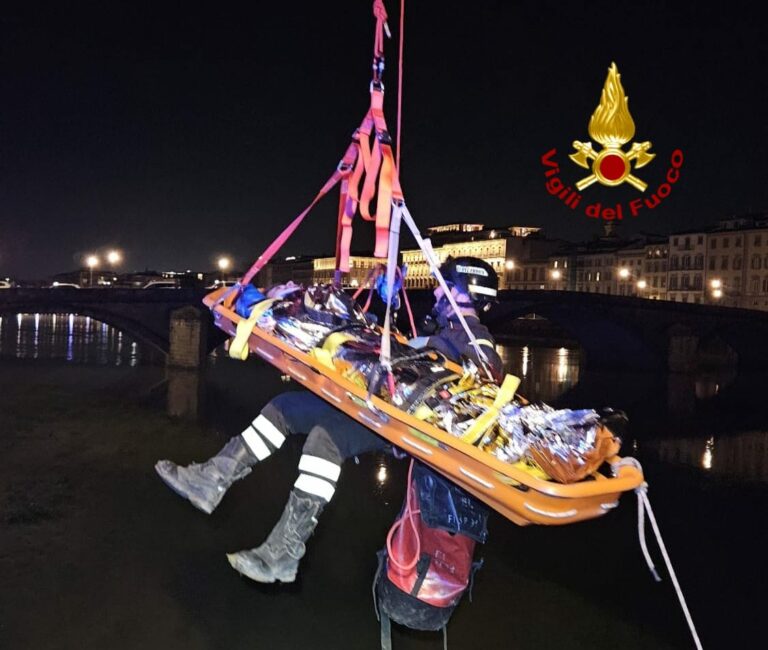 Firenze, cade in Arno: salvato dai Vigili del fuoco