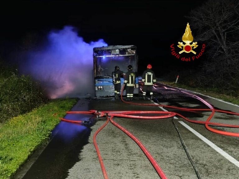 Grosseto, a fuoco un pullman