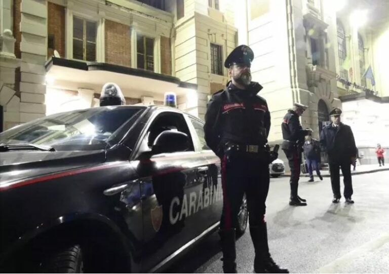 Tenta di strangolare col velo la padrona di casa, arrestato