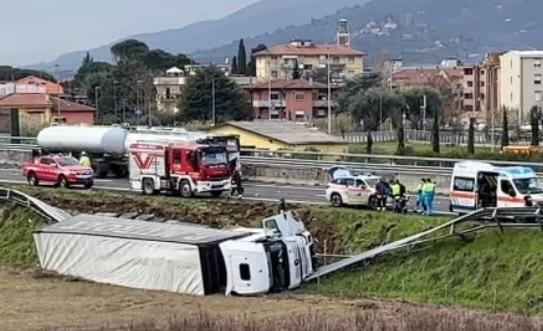 Camion fuori strada sull’A11, tra Chiesina e Montecatini
