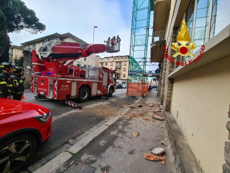 Firenze, crolla cornicione: due feriti