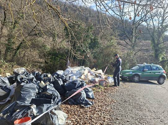 San Casciano, la Forestale scopre una discarica abusiva di materiale edile