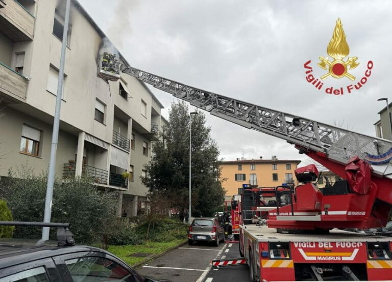 Incendio in una casa ad Arezzo, muore 55enne