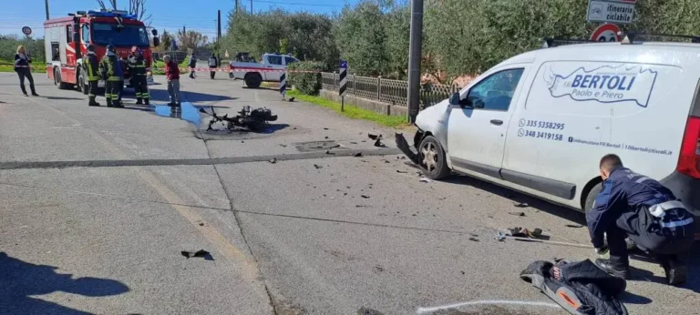 Scooter contromano finisce contro un furgone e prende fuoco: grave 36enne