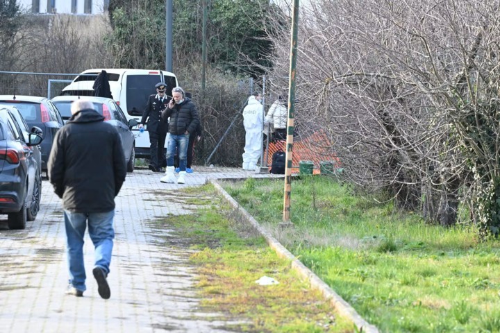 Donna decapitata, testi: “Lei urlava e diceva basta in lite nel casolare”