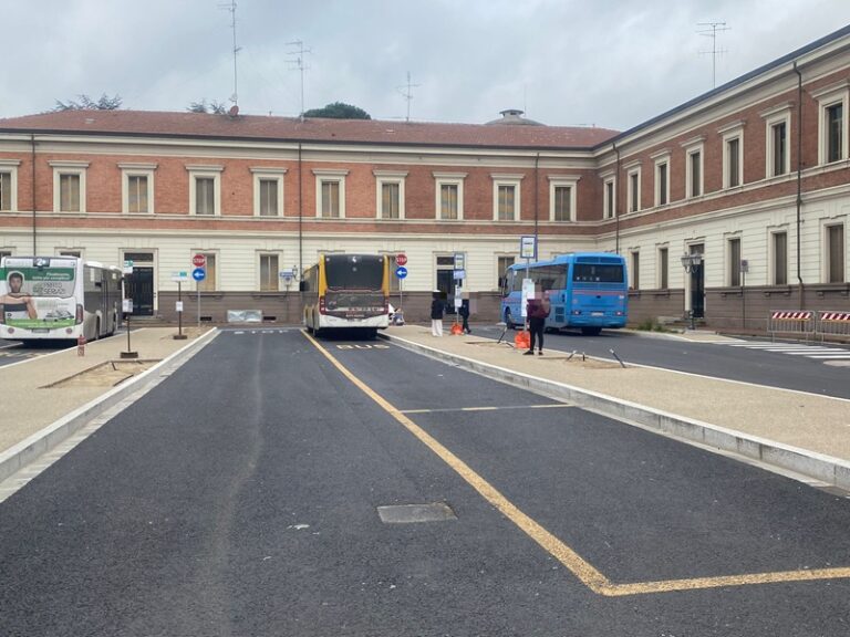 Prato, struttura protetta per il parcheggio delle biciclette alla Stazione